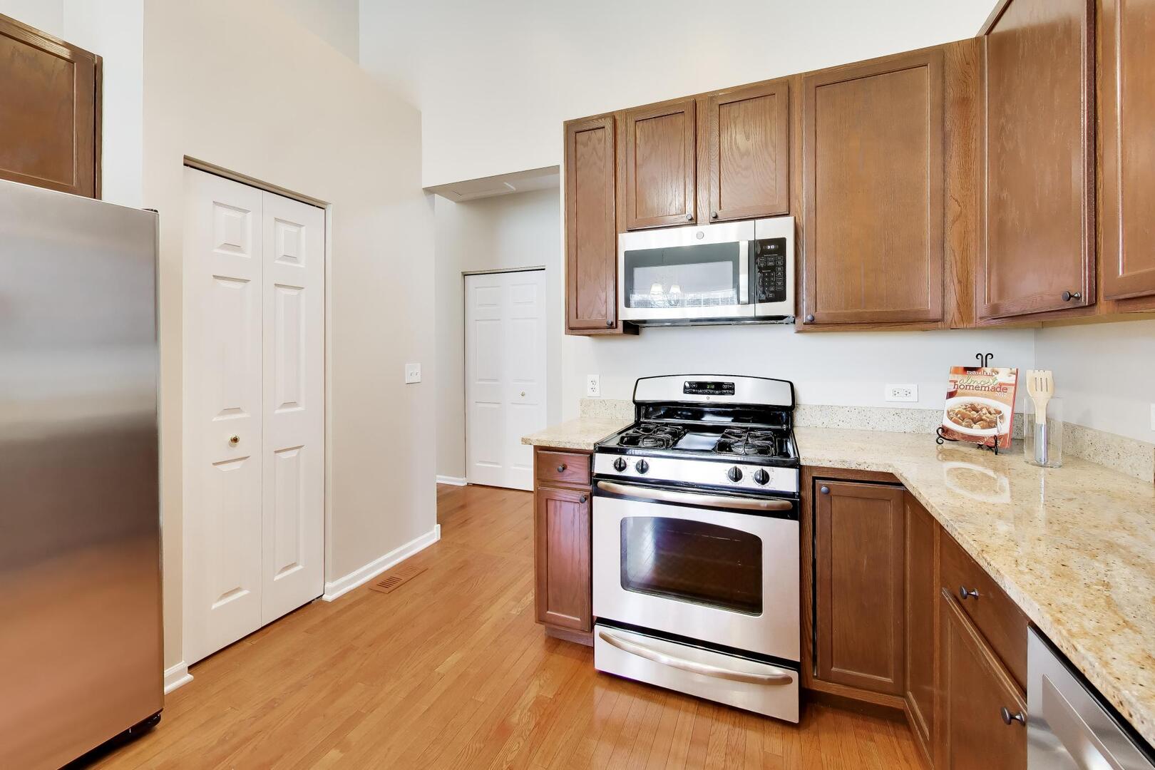985 Oak Ridge Boulevard Elgin, IL 60120 - Photo 5 of 29