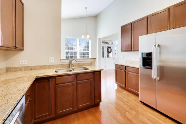 $379,900 | 985 Oak Ridge Boulevard, Elgin, IL 60120