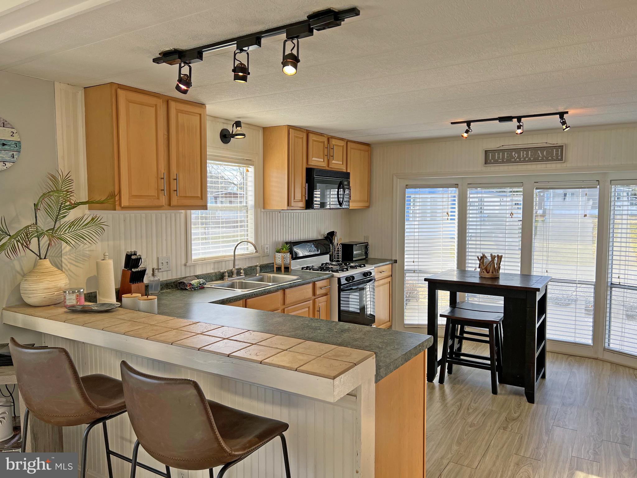 8 Baybreeze Road, Unit D7 Rehoboth Beach, DE 19971 - Photo 5 of 23 Eat-In Kitchen w/Breakfast Bar