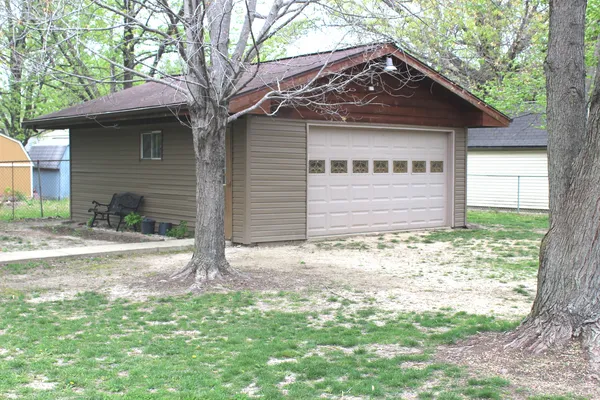 $198,000 | 210 Circle Drive, Salem, IL 62881