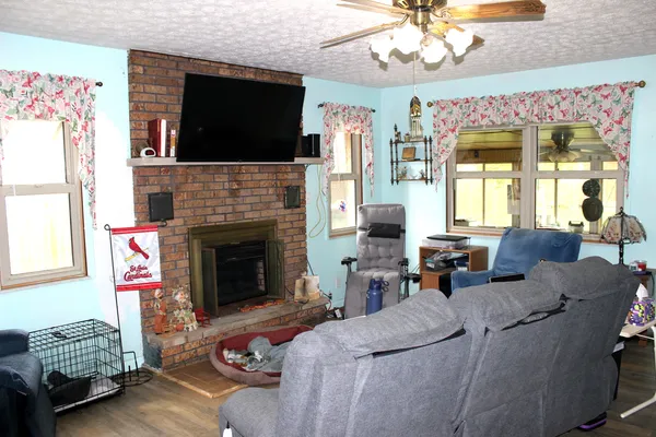 $198,000 | 210 Circle Drive, Salem, IL 62881