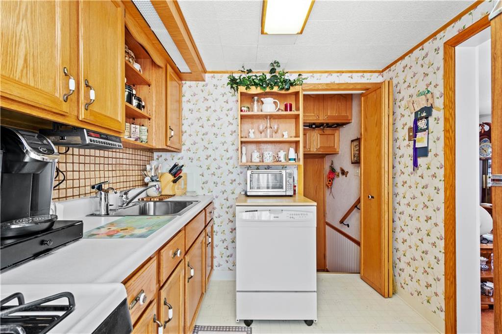 816 Shadycrest Road Pittsburgh, PA 15216 - Photo 12 of 25 Gallery Image 12