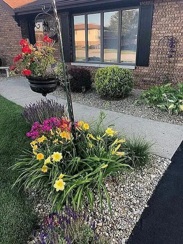 a bunch of flowers in the entryway