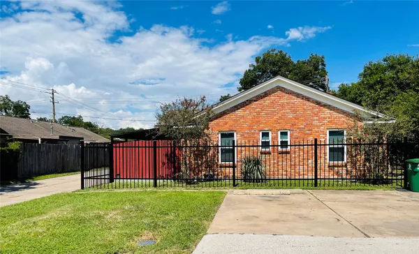$1,675 | 5830 Clarewood Drive, Houston, TX 77081