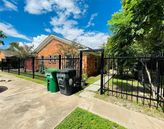 $1,675 | 5830 Clarewood Drive, Houston, TX 77081