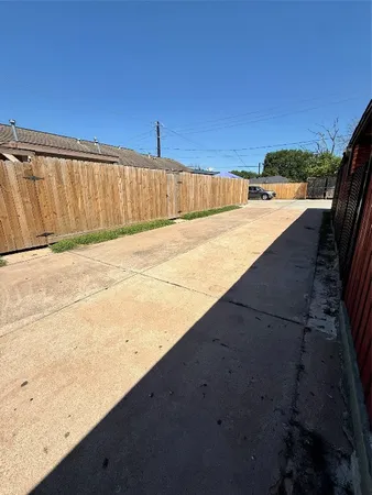 $1,675 | 5830 Clarewood Drive, Houston, TX 77081