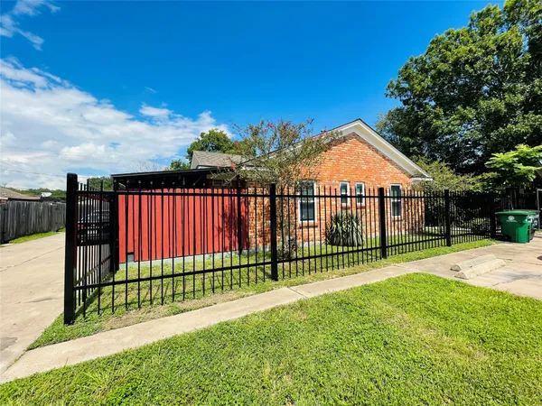 $1,675 | 5830 Clarewood Drive, Houston, TX 77081