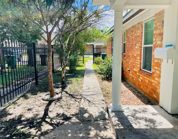 $1,675 | 5830 Clarewood Drive, Houston, TX 77081