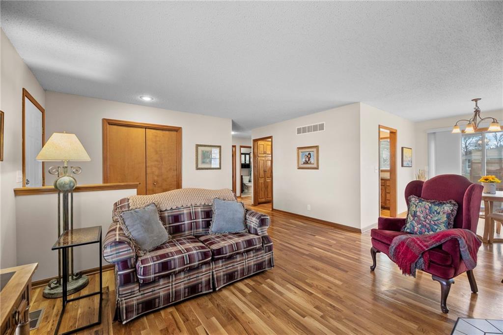 1053 Southwest 8th Circle Lee's Summit, MO 64081 - Photo 5 of 24