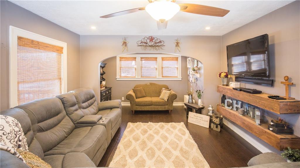 3377 Ivanhoe Road Sharpsville, PA 16150 - Photo 6 of 24 Welcoming living room with a cozy reading nook!