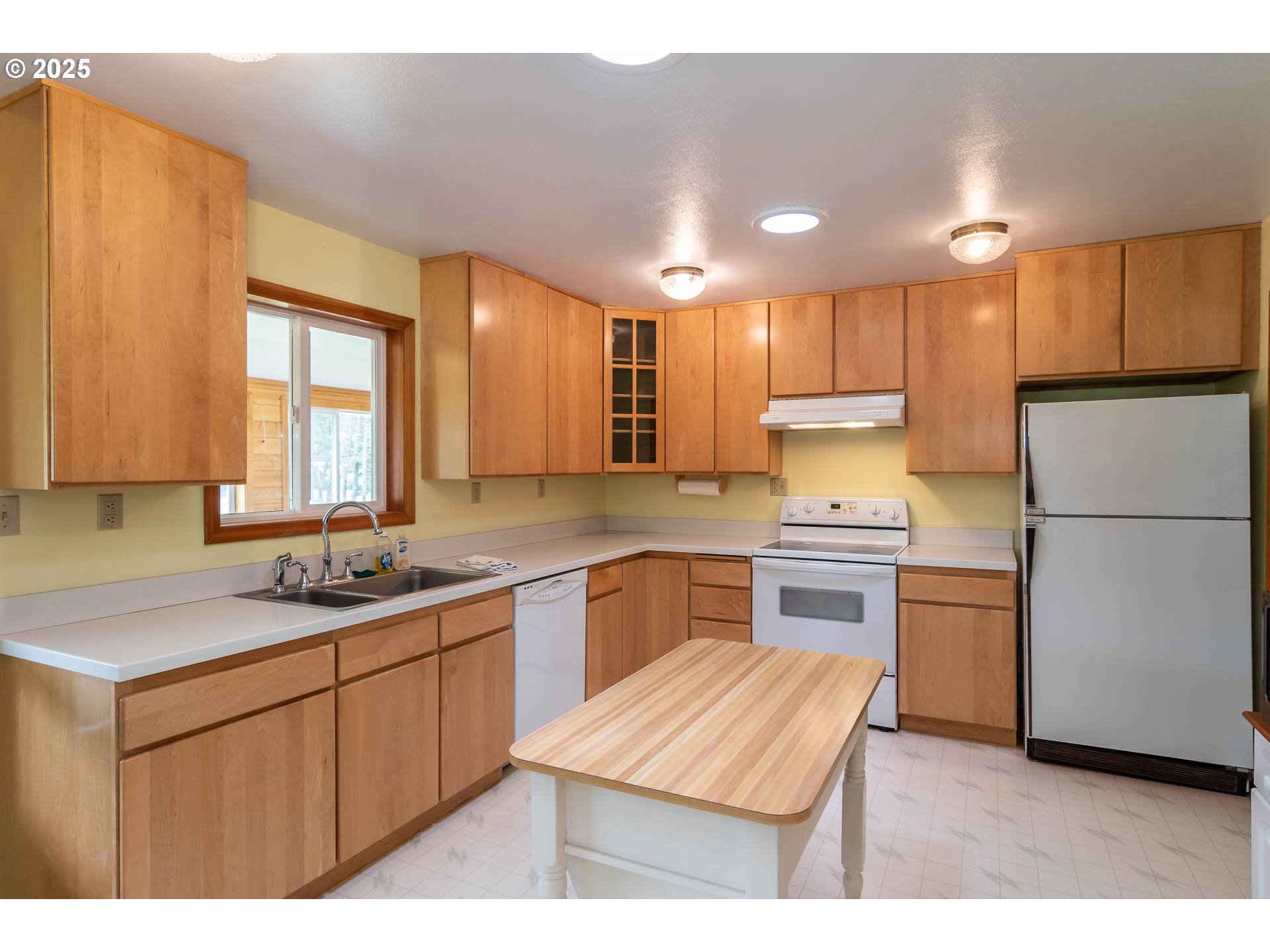 3333 Bullock Road Oakland, OR 97462 - Photo 18 of 48 a kitchen with a sink stove and refrigerator
