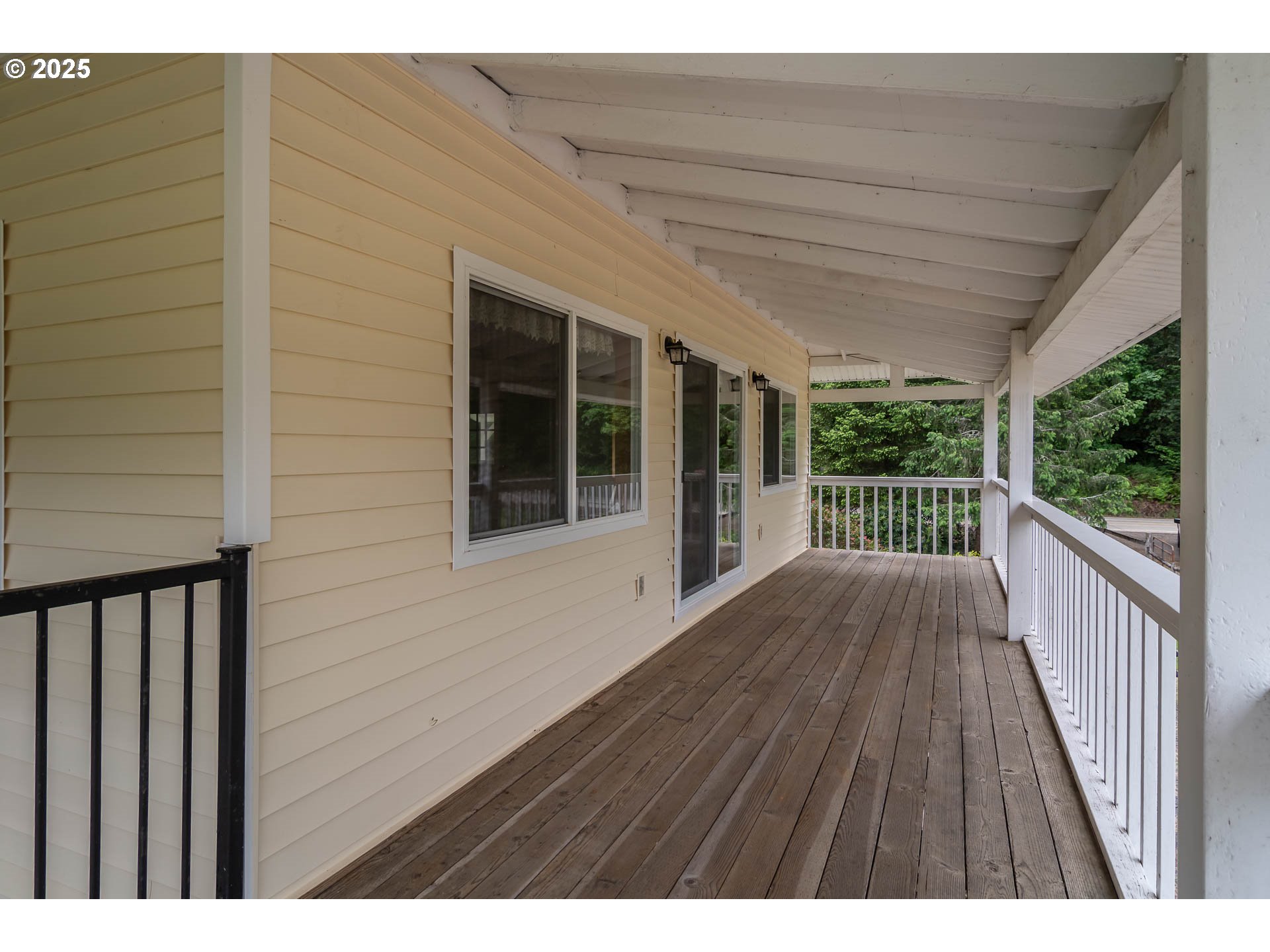 3333 Bullock Road Oakland, OR 97462 - Photo 20 of 48 a view of balcony with wooden floor