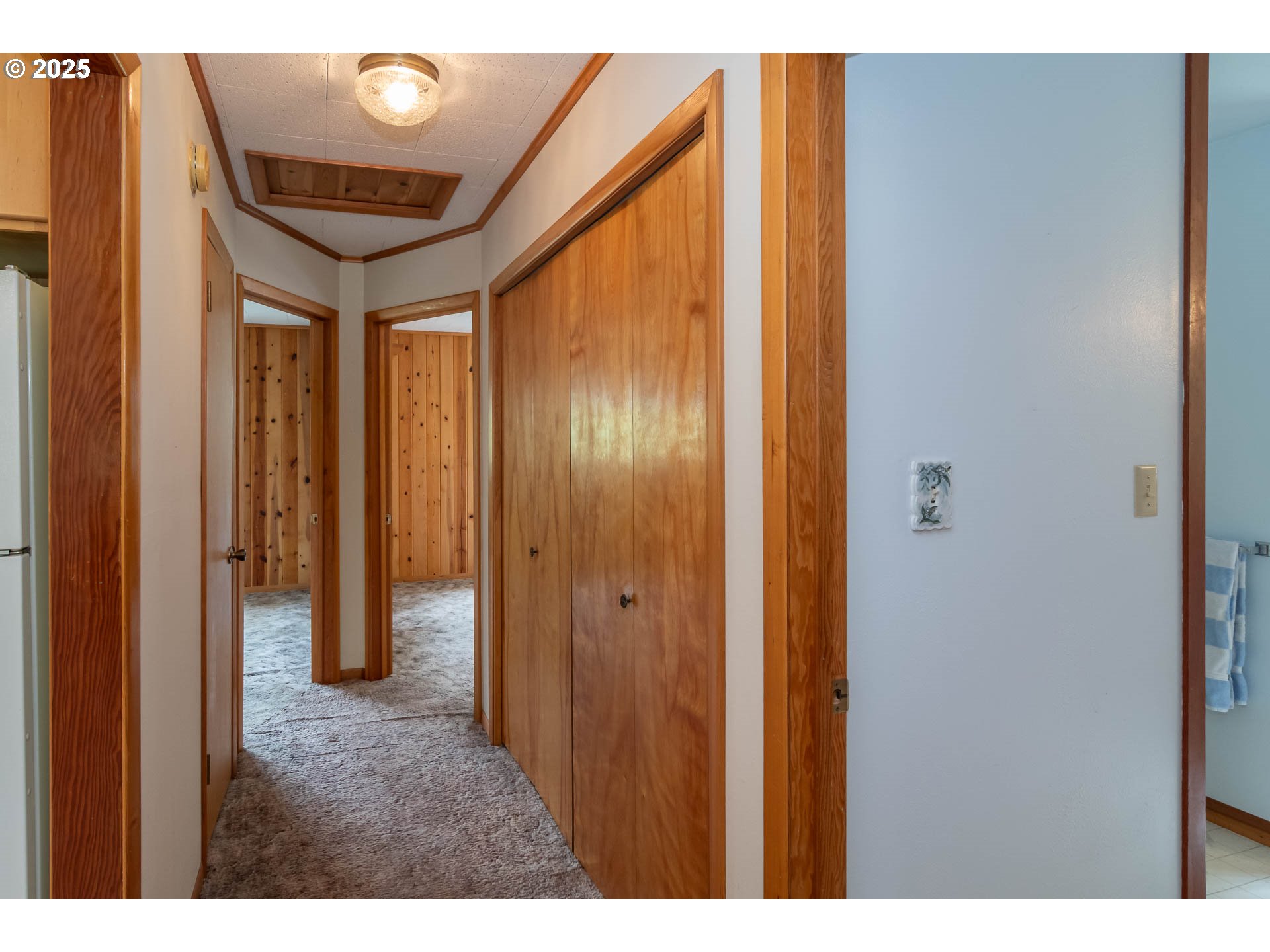 3333 Bullock Road Oakland, OR 97462 - Photo 23 of 48 a view of a hallway