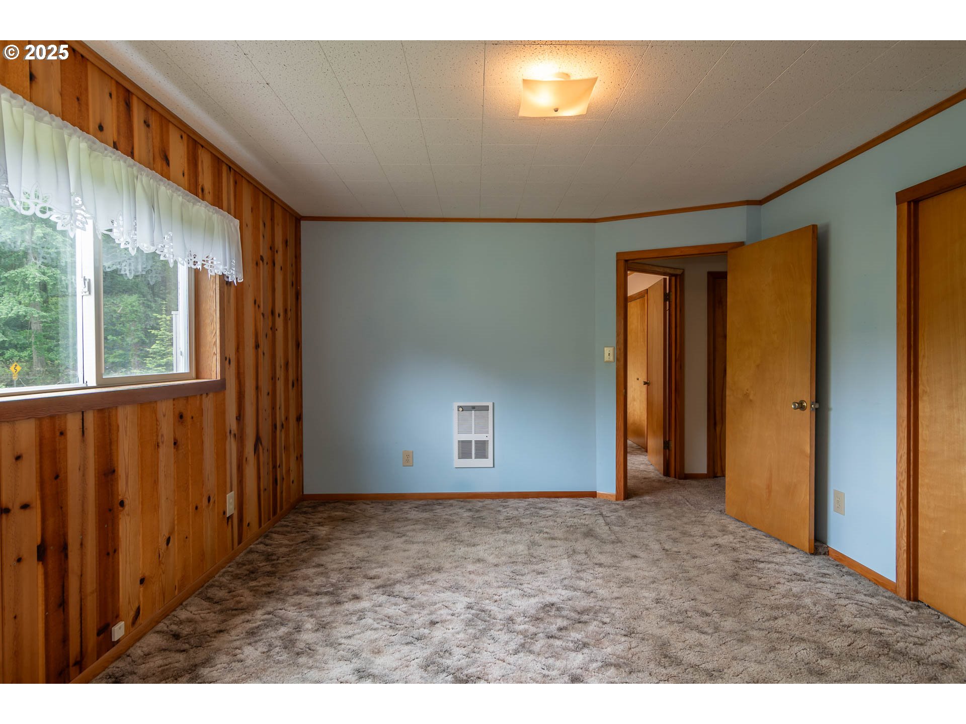 3333 Bullock Road Oakland, OR 97462 - Photo 25 of 48 a view of an empty room and window