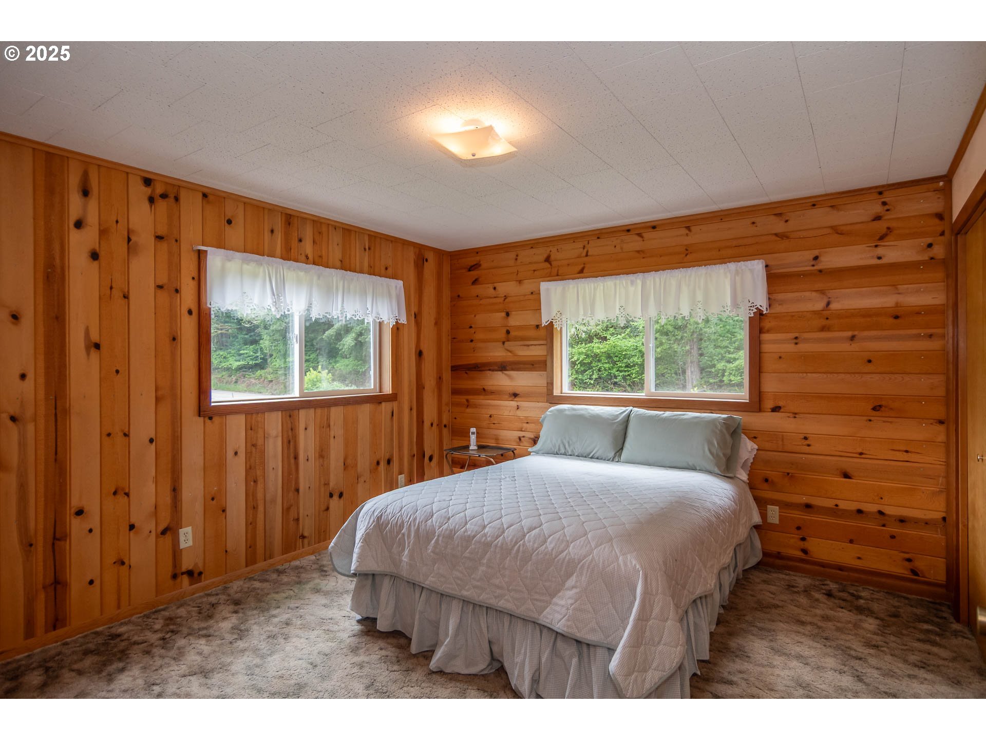 3333 Bullock Road Oakland, OR 97462 - Photo 29 of 48 a bedroom with a bed and a window