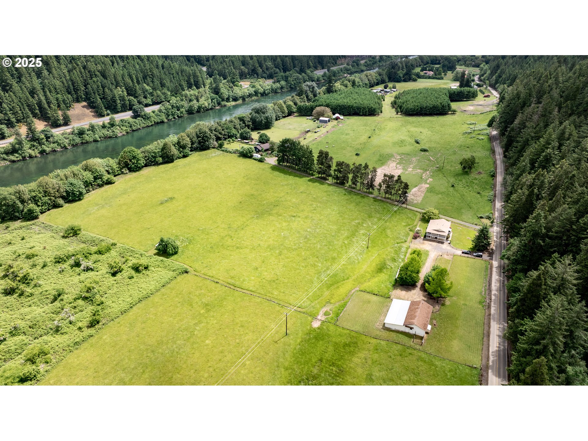 3333 Bullock Road Oakland, OR 97462 - Photo 3 of 48 a bathroom with a sink and garden