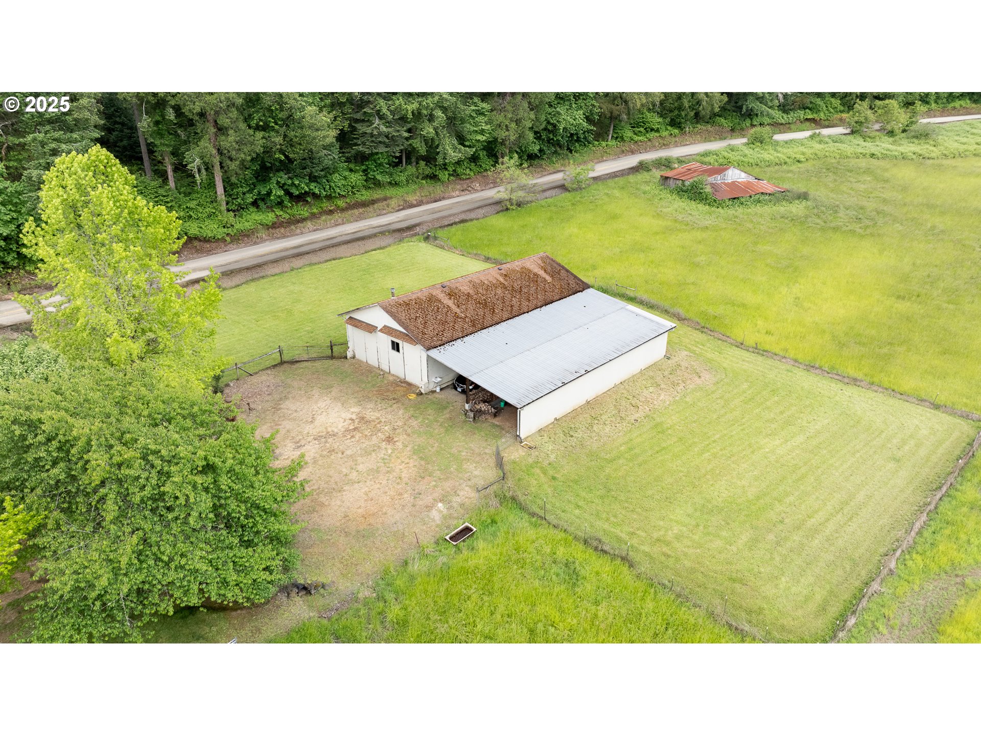 3333 Bullock Road Oakland, OR 97462 - Photo 37 of 48 a open area with lawn chairs