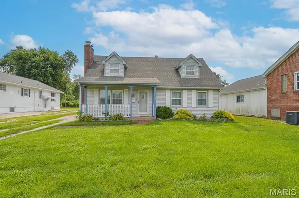 $60,000 | 2552 Frank Scott Parkway West, Belleville, IL 62226