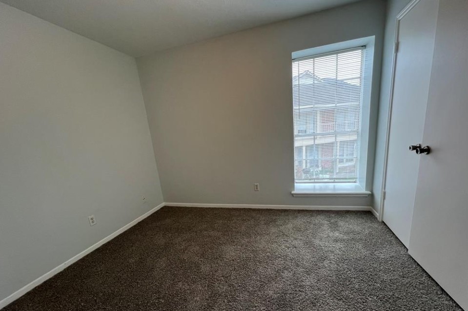 11500 Meadow Lane, Unit 4 Houston, TX 77477 - Photo 20 of 32 an empty room with a window
