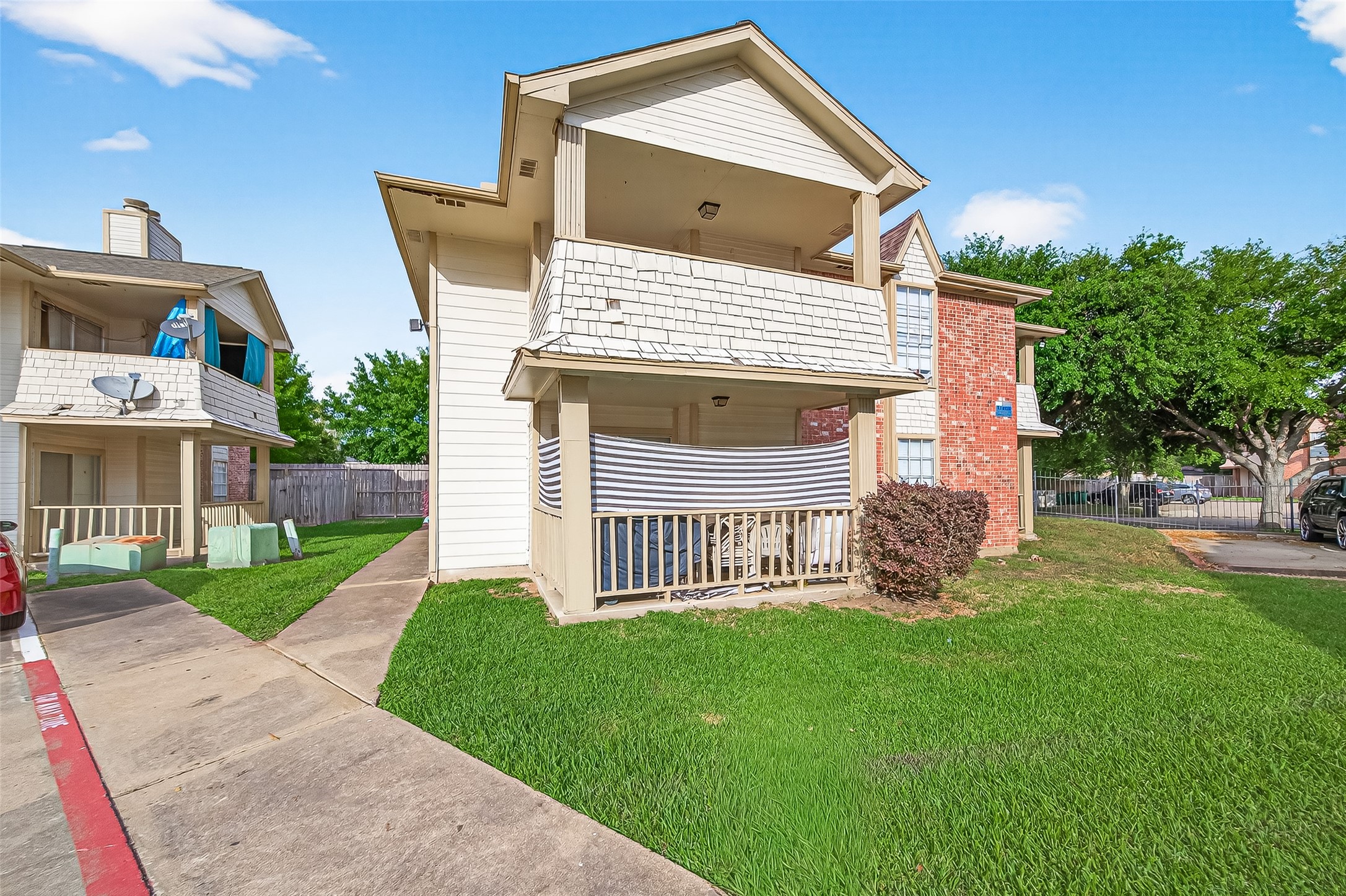 11500 Meadow Lane, Unit 4 Houston, TX 77477 - Photo 3 of 32 a front view of a house with garden