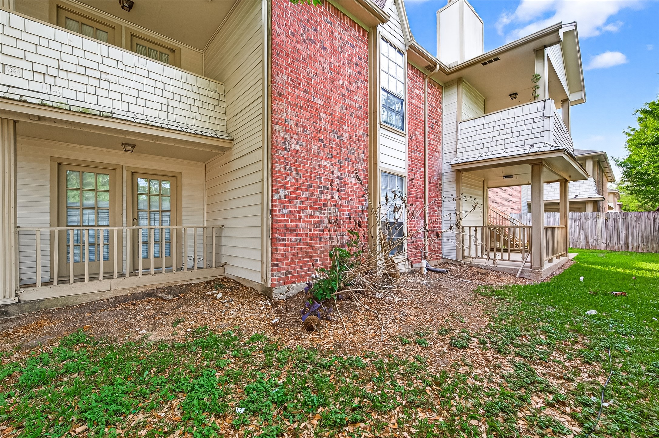 11500 Meadow Lane, Unit 4 Houston, TX 77477 - Photo 5 of 32 front view of a house with a yard