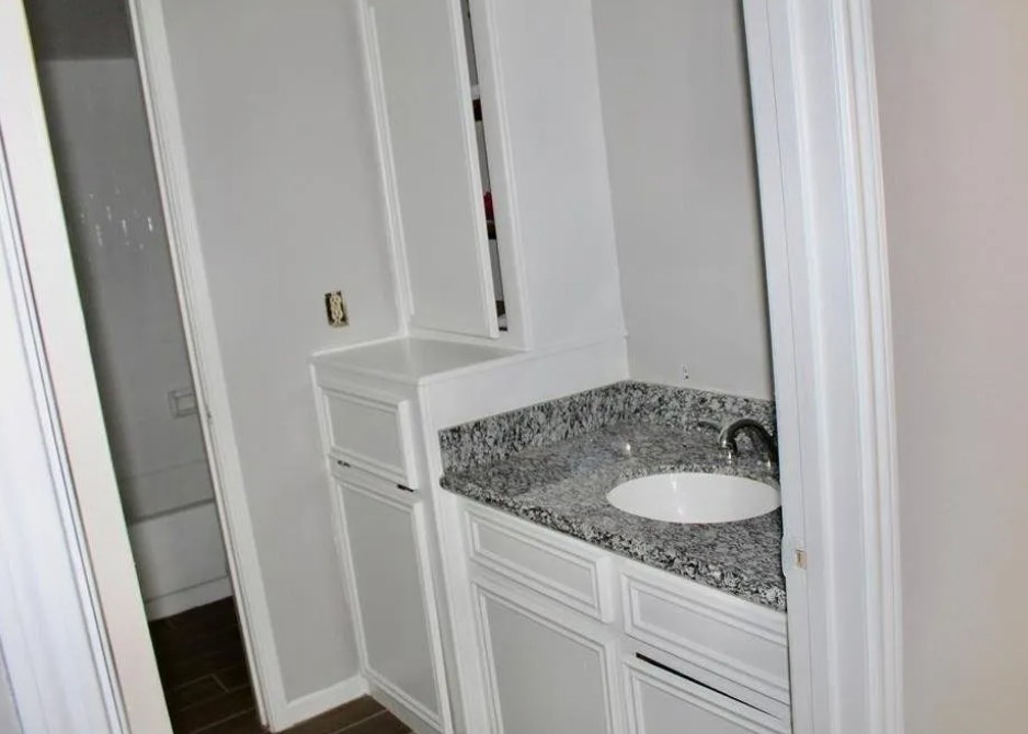 11500 Meadow Lane, Unit 4 Houston, TX 77477 - Photo 7 of 32 a bathroom with a sink and vanity