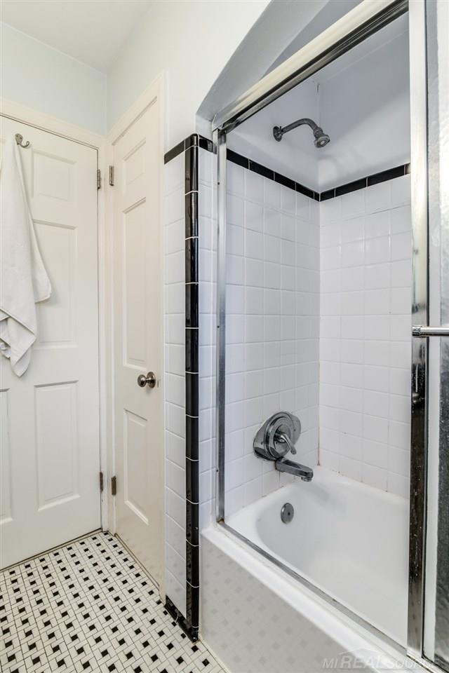 1684 Hawthorne Road Grosse Pointe, MI 48236 - Photo 12 of 29 50017141-11.JPG