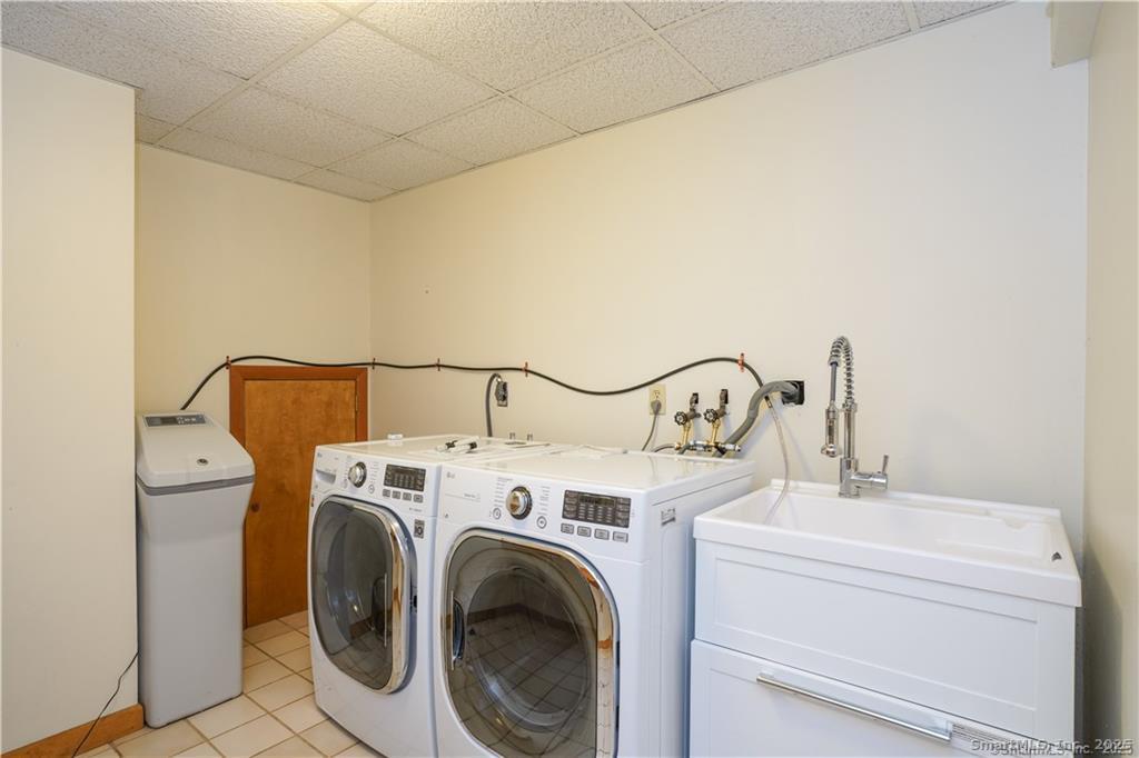9 Red Stone Way, Unit 9 Farmington, CT 06032 - Photo 16 of 17 a utility room with dryer and washer