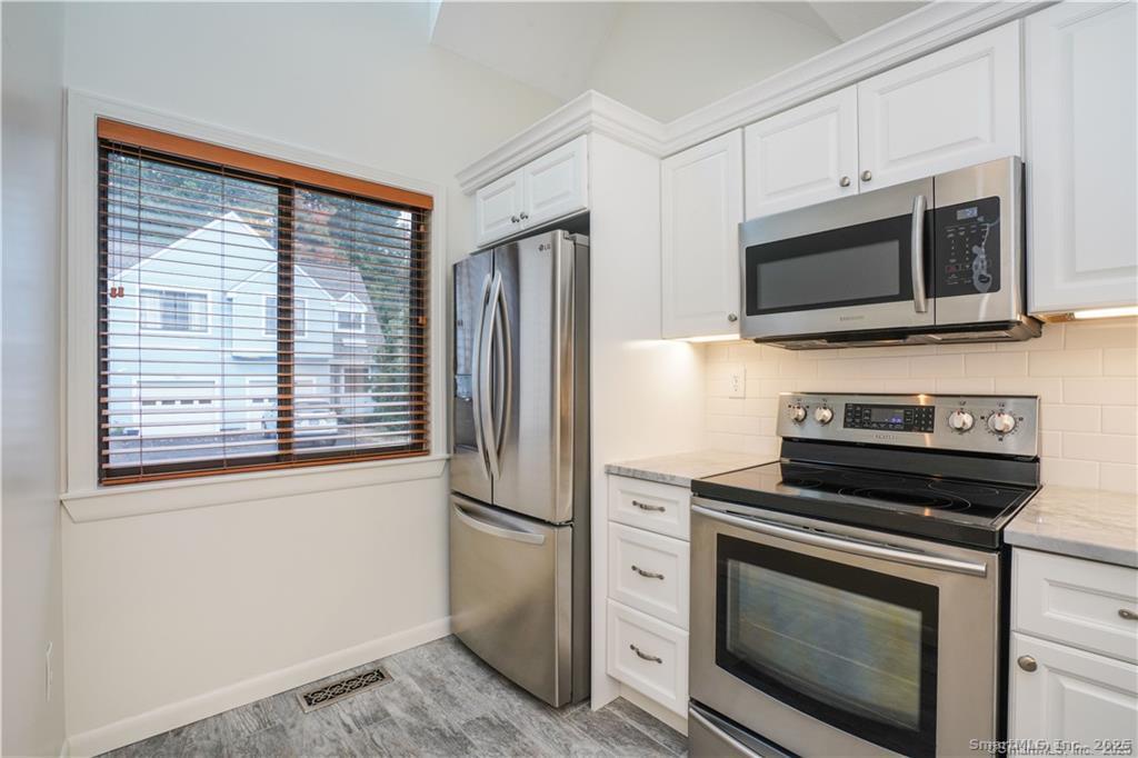 9 Red Stone Way, Unit 9 Farmington, CT 06032 - Photo 3 of 17 a kitchen with a stove microwave and refrigerator