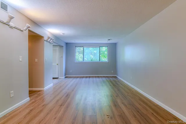 $1,900 | 104 Baldwin Lane, Unit 1D, Newburgh, NY 12550