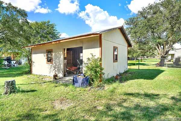 a view of a house with backyard
