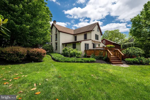 a view of a house with backyard and garden