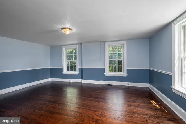 a picture of a wall with a white wall