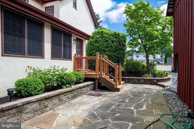 a view of a house with backyard and garden