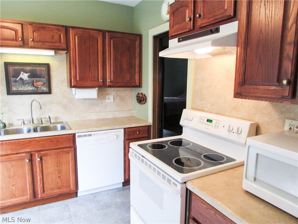 4611 Snow Road Cleveland, OH 44134 - Photo 18 of 35