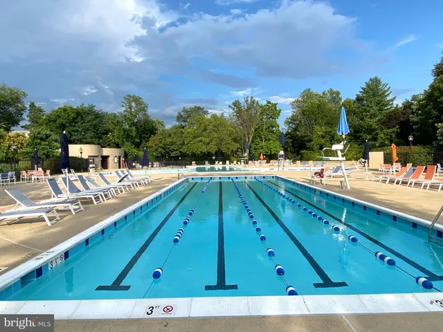 $239,900 | 6608 East Wakefield Drive, Unit J1, Alexandria, VA 22307