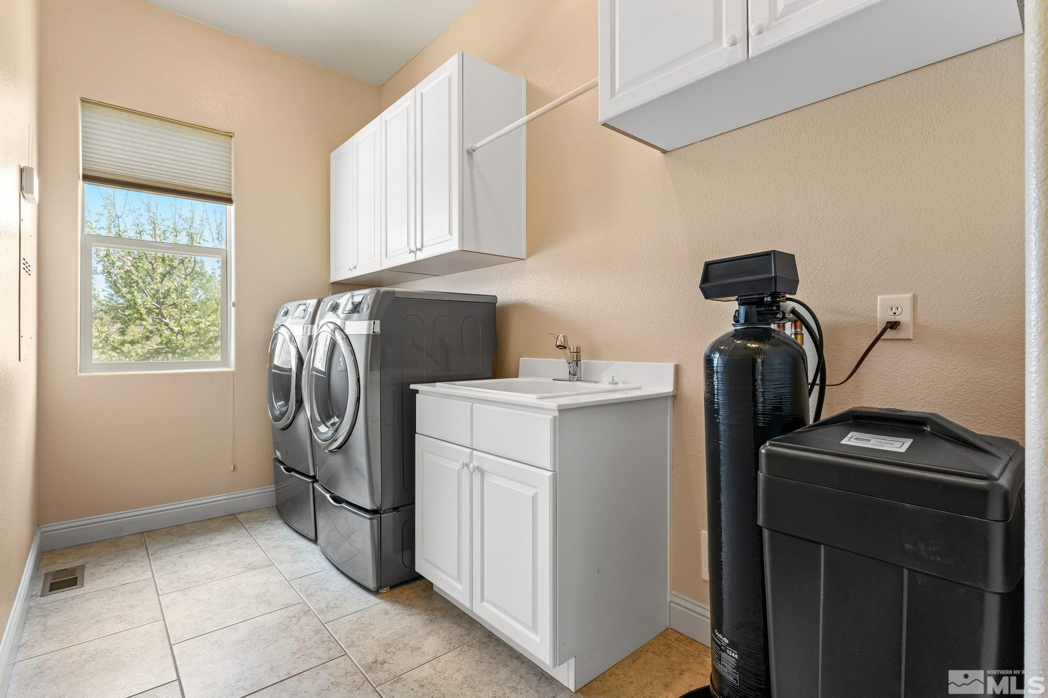 13395 Damonte View Lane Reno, NV 89511 - Photo 35 of 40 a utility room with dryer and washer