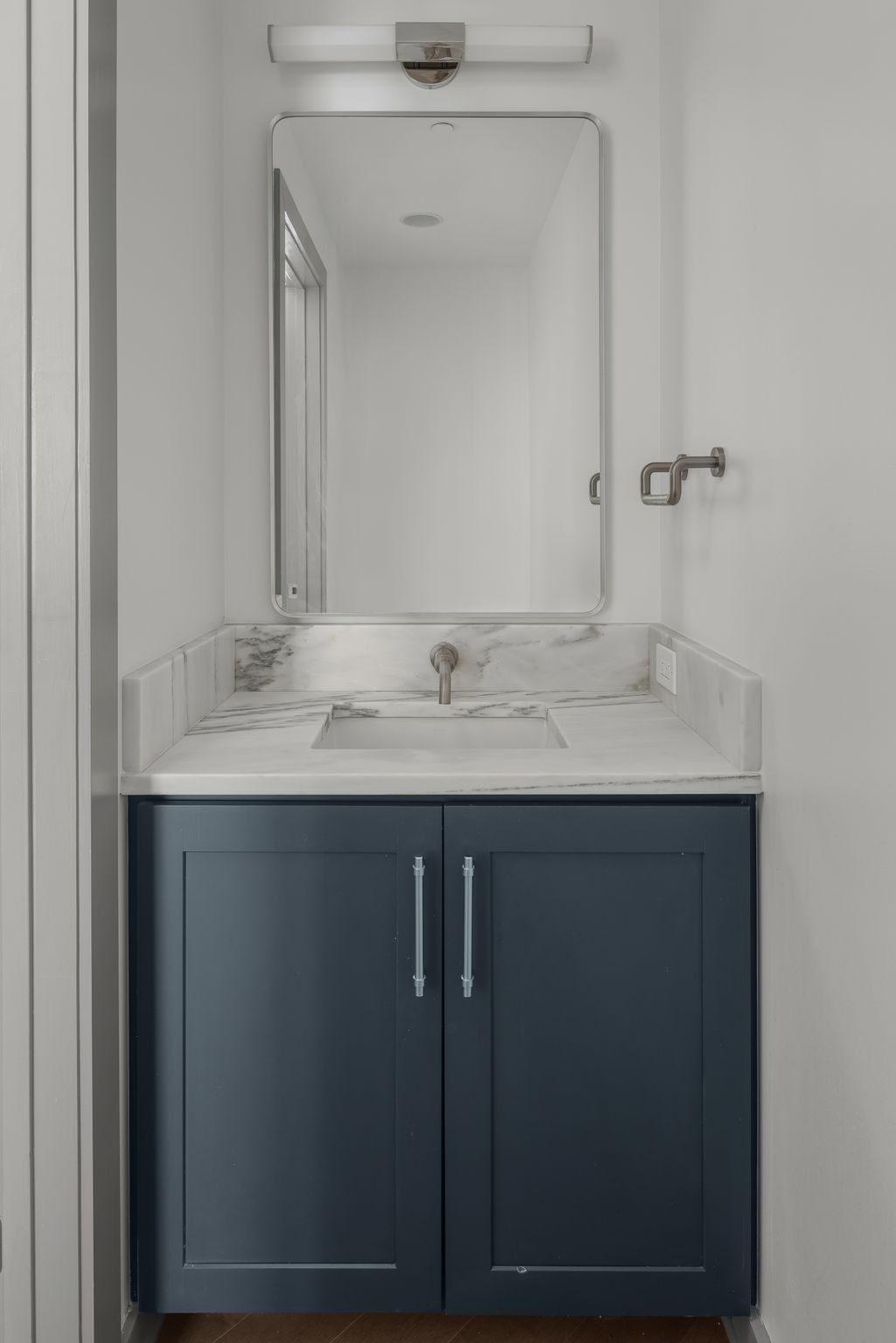 1616 West End Avenue, Unit 2609 Nashville, TN 37203 - Photo 22 of 46 a sink with a mirror