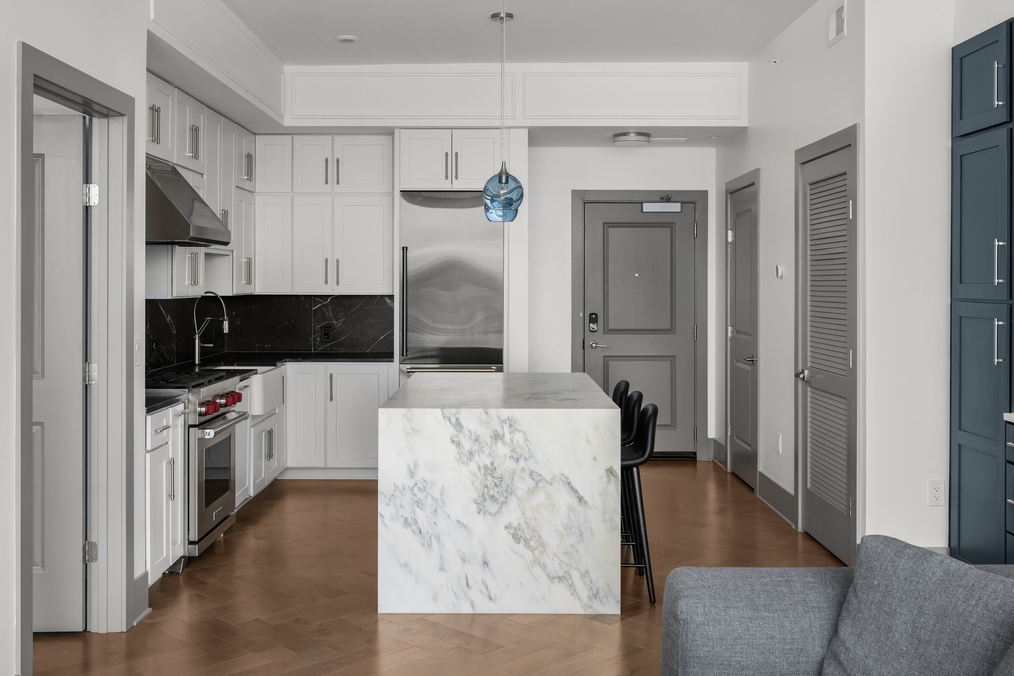 1616 West End Avenue, Unit 2609 Nashville, TN 37203 - Photo 3 of 46 a living room with stainless steel appliances kitchen island granite countertop a refrigerator a stove top oven a sink and dishwasher