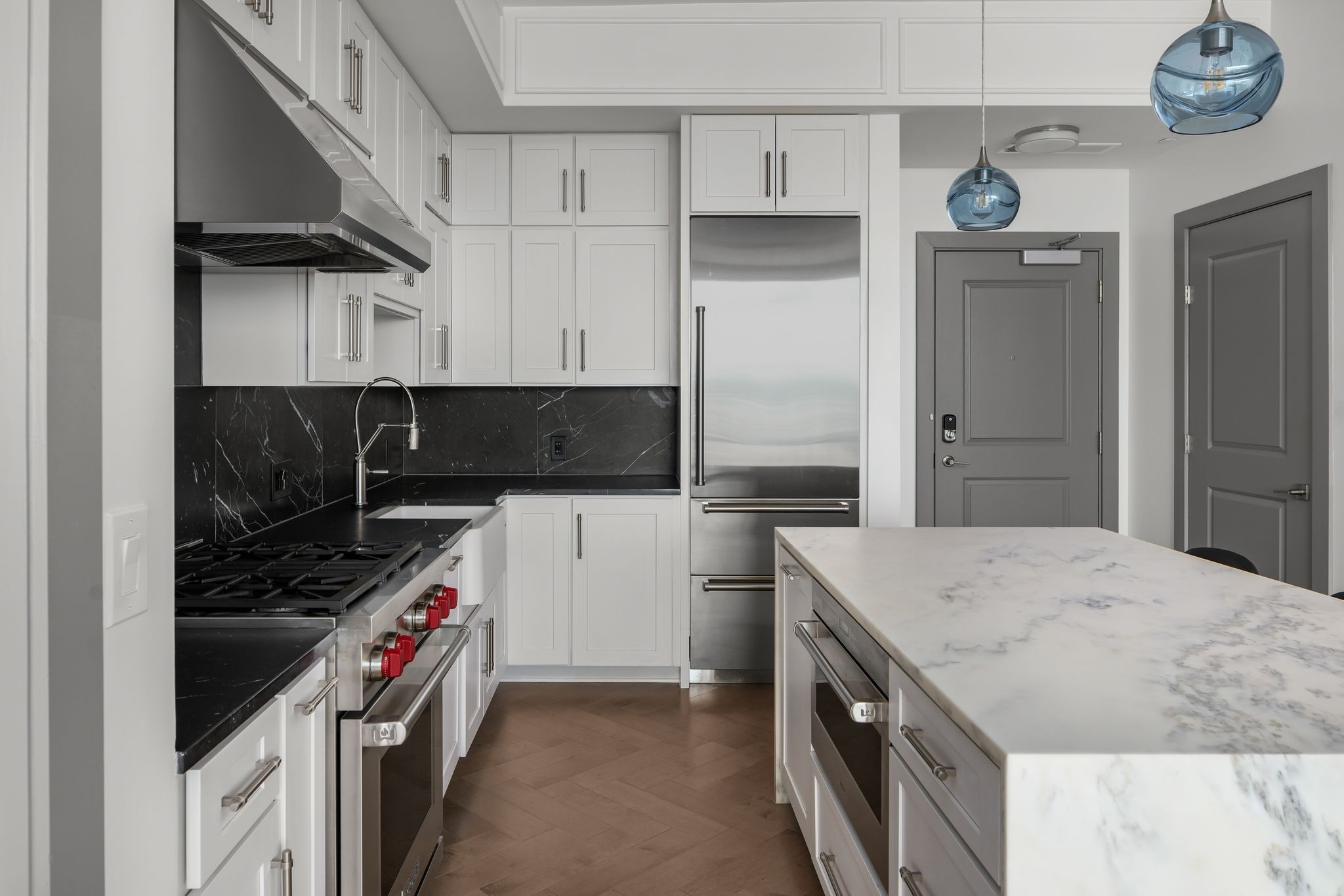 1616 West End Avenue, Unit 2609 Nashville, TN 37203 - Photo 6 of 46 a kitchen with a stove and a refrigerator