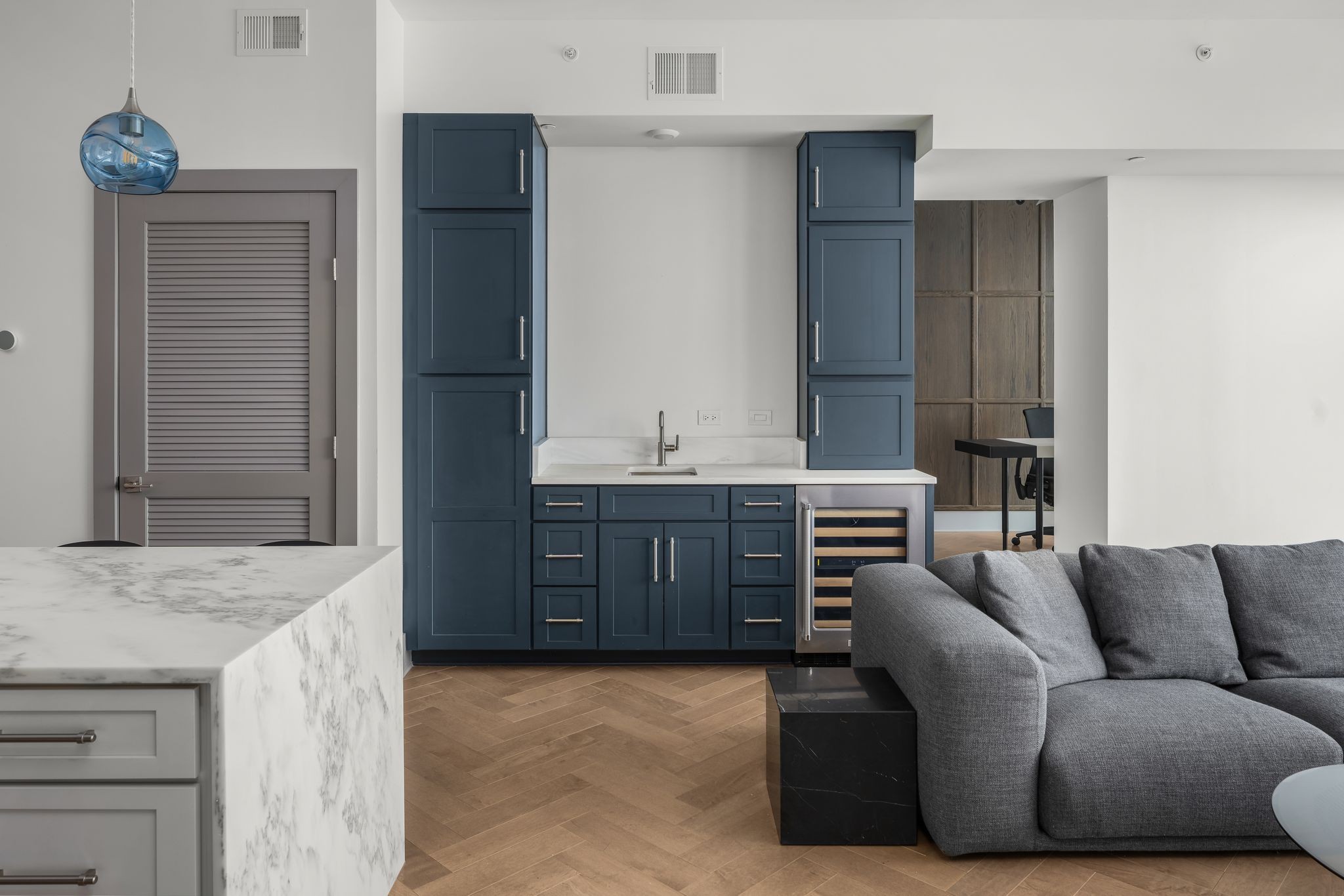 1616 West End Avenue, Unit 2609 Nashville, TN 37203 - Photo 8 of 46 a living room with furniture and a dresser