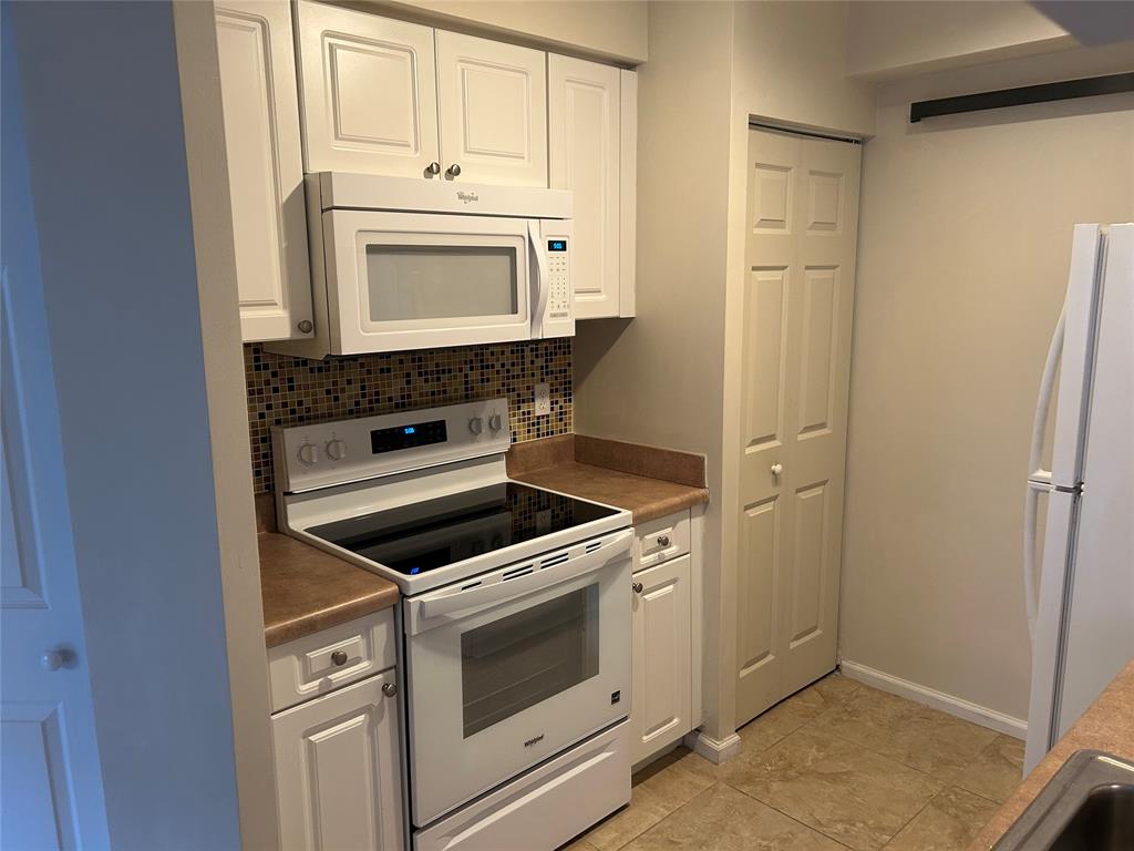 17150 North Bay Road, Unit 2519 Sunny Isles Beach, FL 33160 - Photo 3 of 9 a stove top oven sitting inside of a kitchen