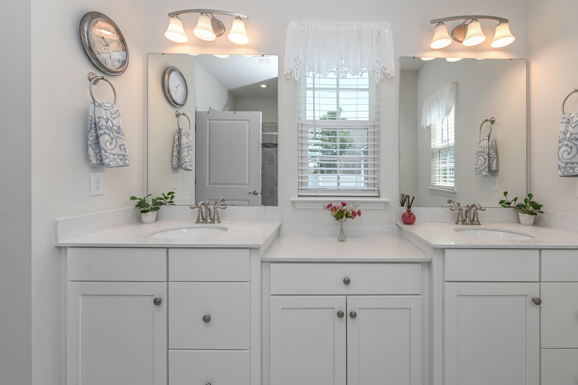 2907 Kellner Drive Murfreesboro, TN 37128 - Photo 18 of 33 a bathroom with a sink and a mirror