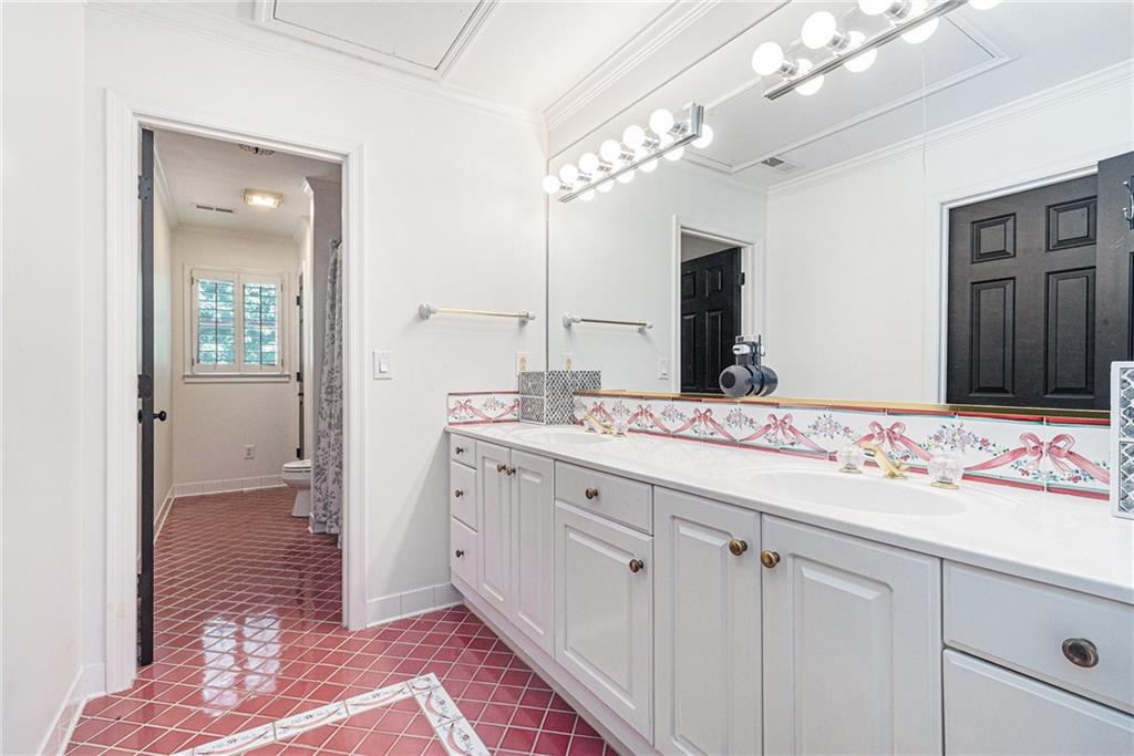 240 Wicklawn Way Roswell, GA 30076 - Photo 41 of 62 a bathroom with a sink and a mirror