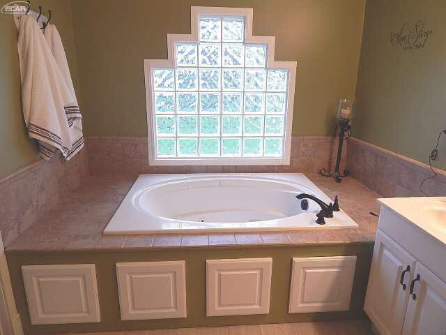 5300 East Carpenter Road Flint, MI 48506 - Photo 19 of 31 21125973-18.JPG