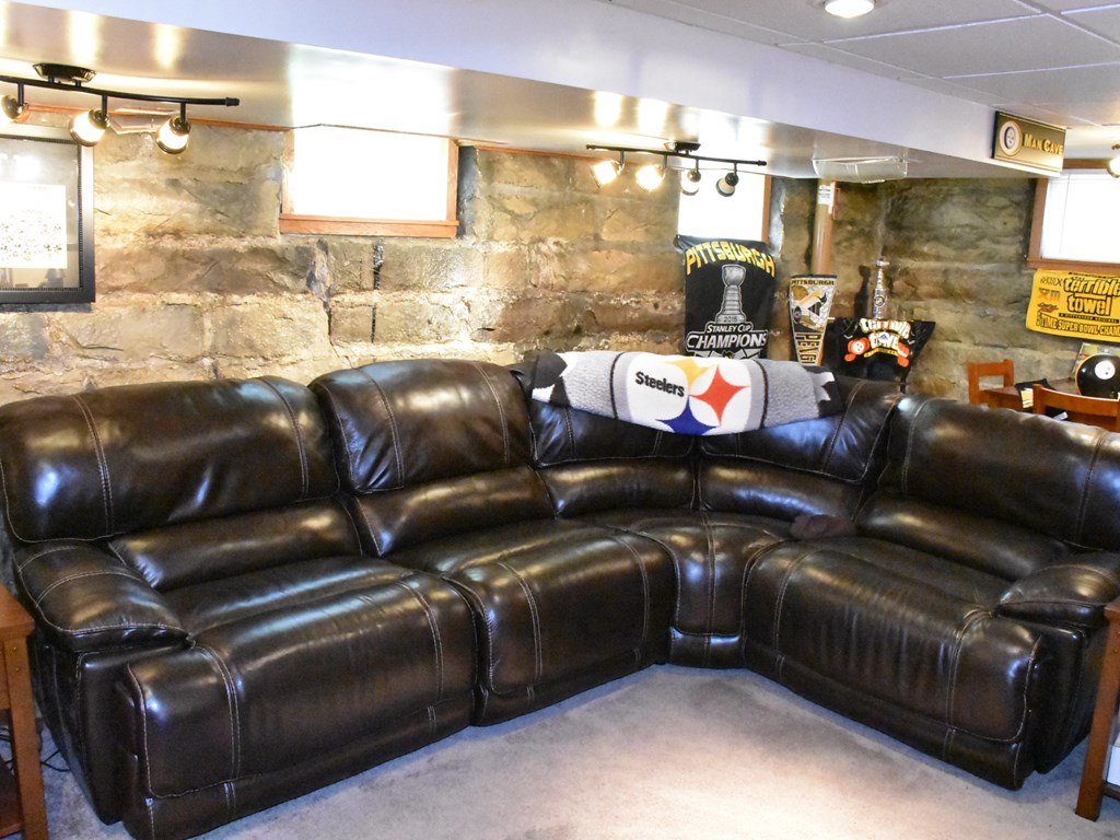 655 Chestnut Street Meadville, PA 16335 - Photo 21 of 43 a living room with furniture