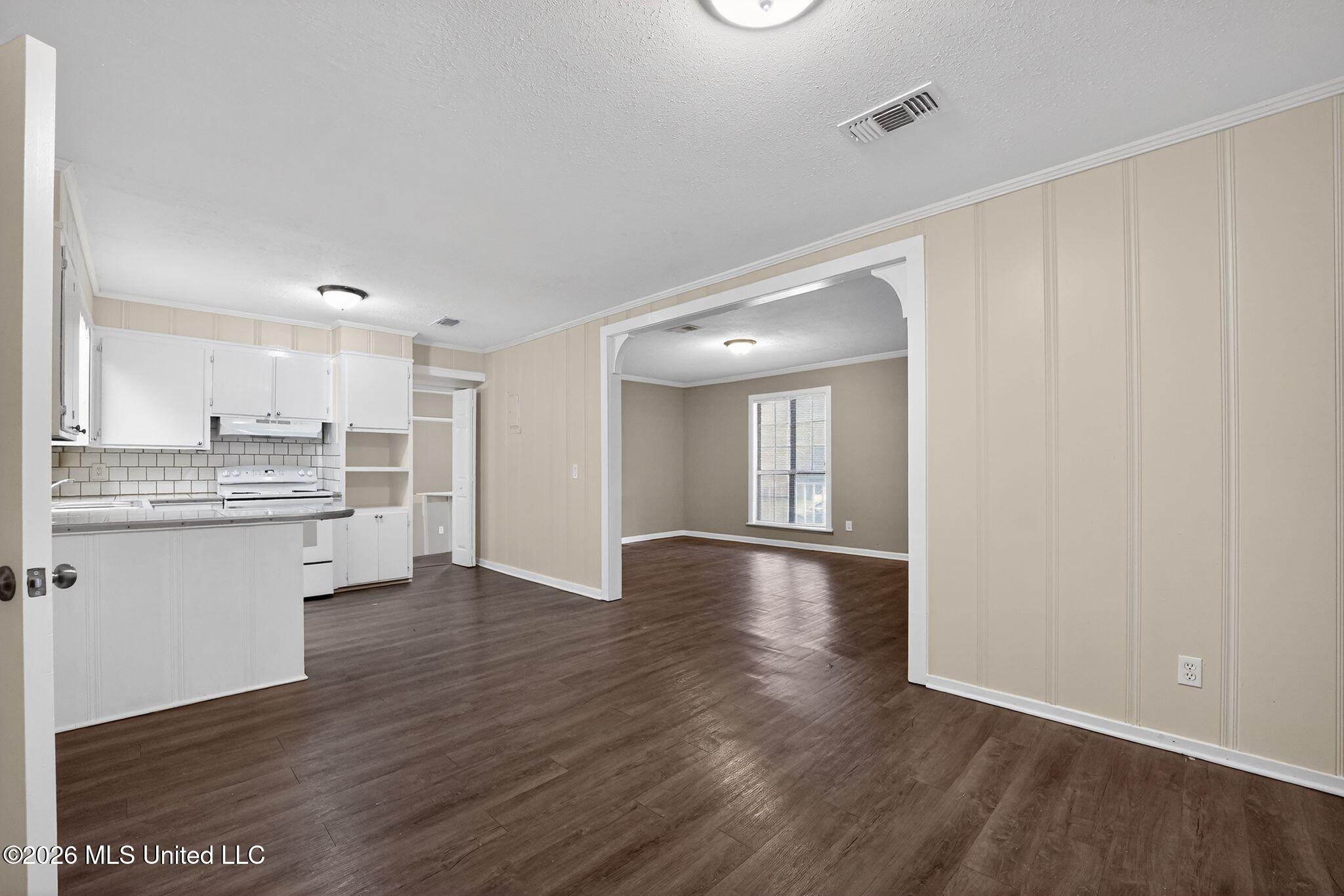1541 Dianne Drive Jackson, MS 39204 - Photo 13 of 52 10_1541_Dianne_Dr_Jackson_MS_39204-Livin