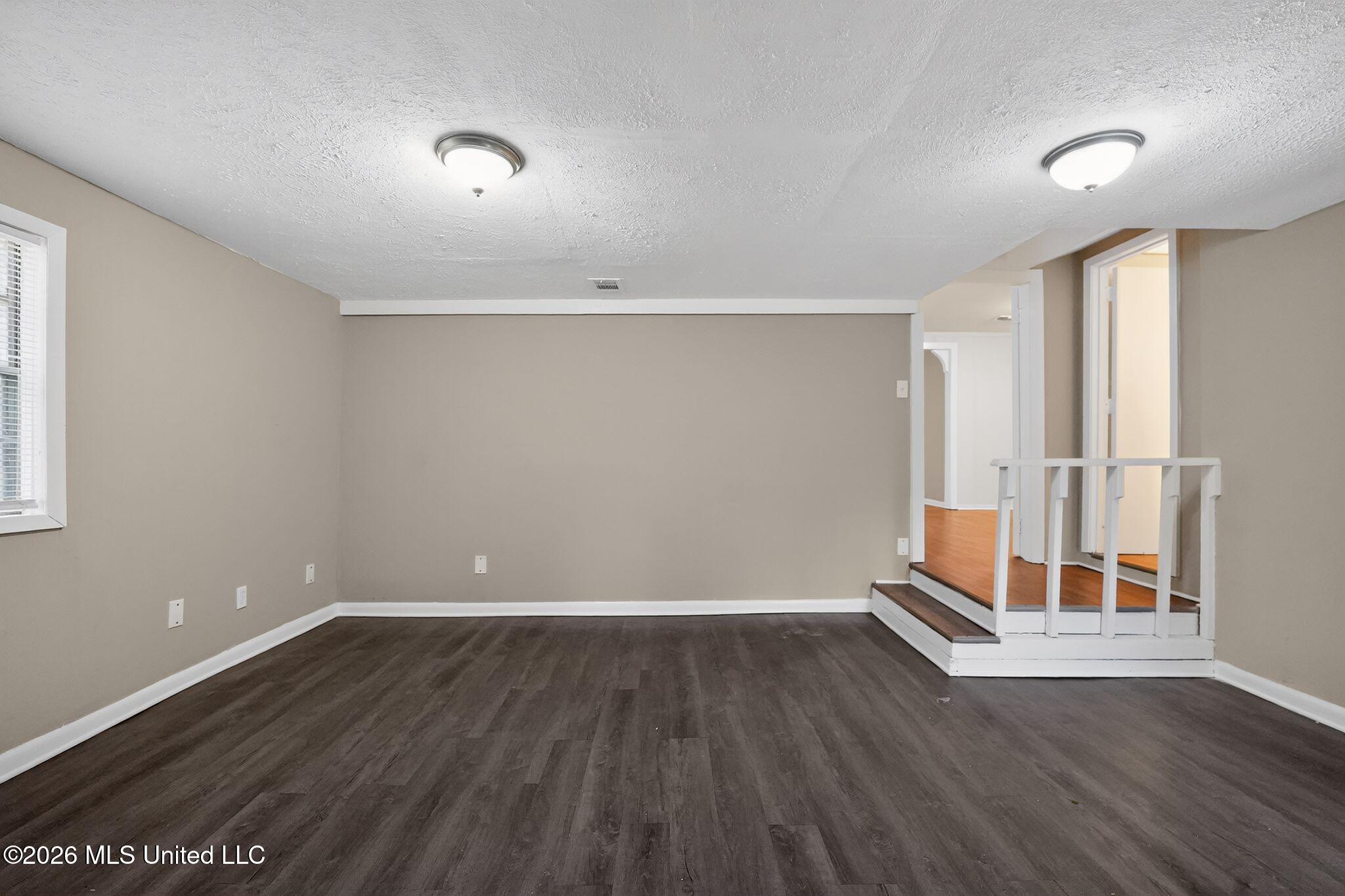 1541 Dianne Drive Jackson, MS 39204 - Photo 15 of 52 08_1541_Dianne_Dr_Jackson_MS_39204-Livin