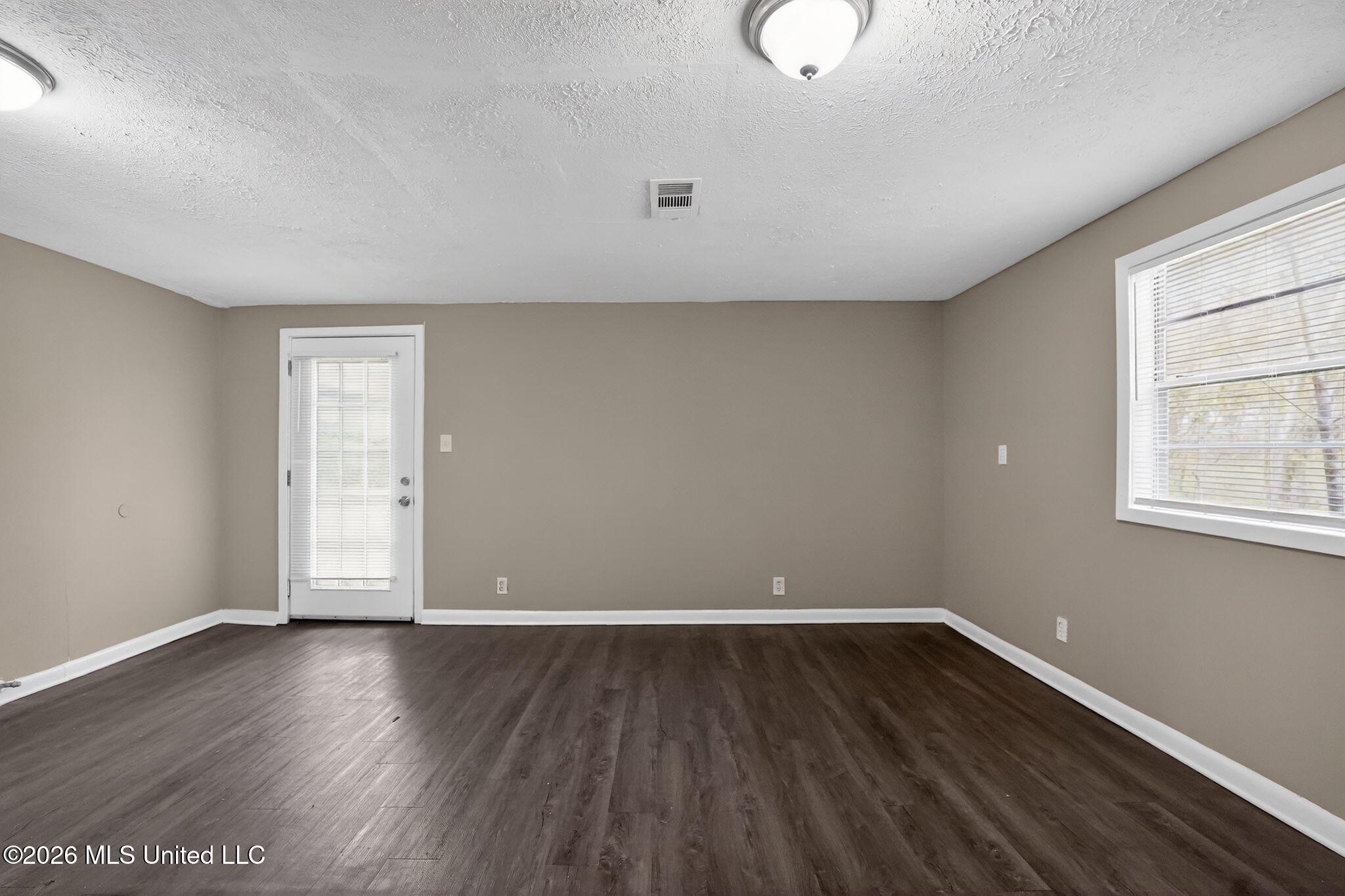 1541 Dianne Drive Jackson, MS 39204 - Photo 19 of 52 14_1541_Dianne_Dr_Jackson_MS_39204-Livin