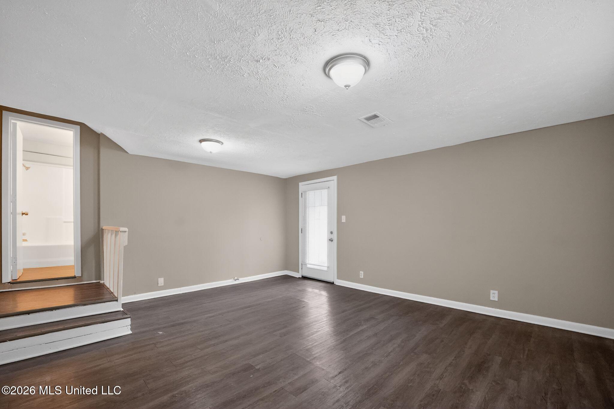 1541 Dianne Drive Jackson, MS 39204 - Photo 24 of 52 20_1541_Dianne_Dr_Jackson_MS_39204-Livin
